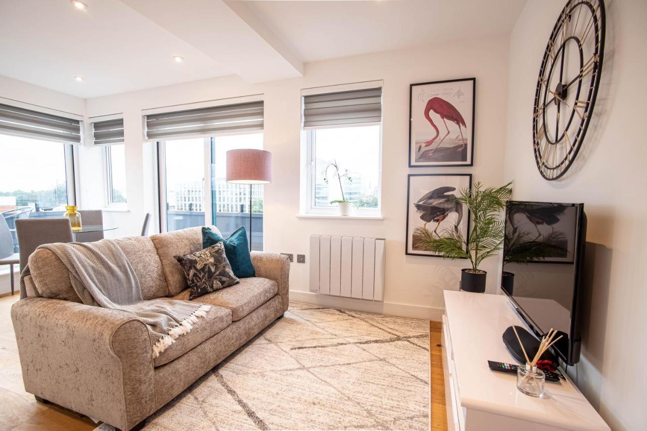 Two Bed Flat With Wrap Around Terrace Near Legoland, Windsor, Tube Station Διαμέρισμα Σλόουθ Εξωτερικό φωτογραφία