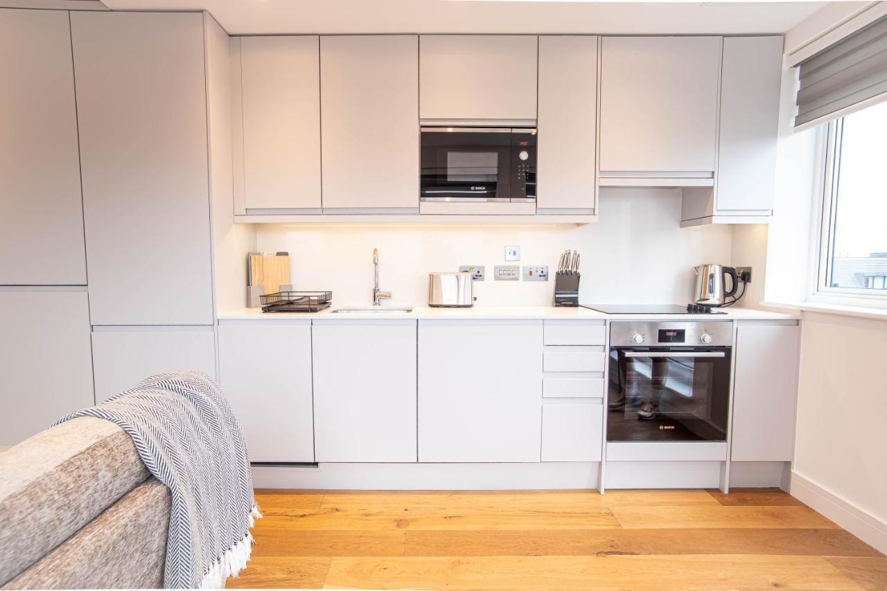 Two Bed Flat With Wrap Around Terrace Near Legoland, Windsor, Tube Station Διαμέρισμα Σλόουθ Εξωτερικό φωτογραφία